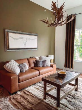 Rustic Chic - Boutique Luxe Stay Near Broadway